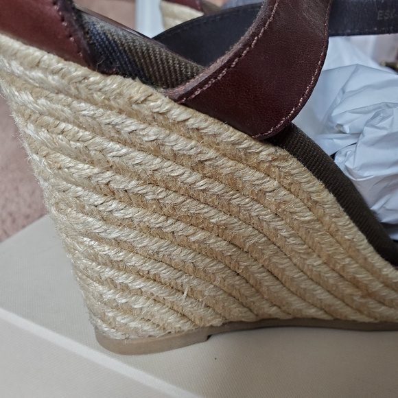 Like new Authentic Burberry Espadrille - Picture 6 of 13